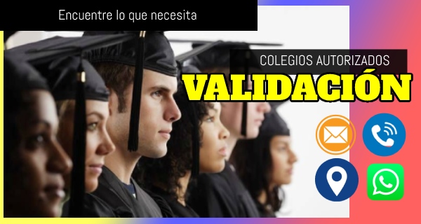 chicos con toga y virrete validando su bachillerato